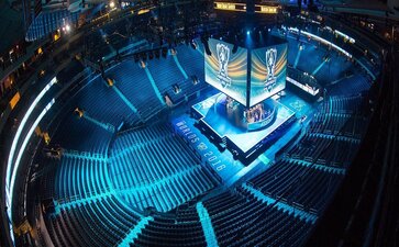 员工上班玩游戏怎么办，国家机关公职人员上班期间上网玩游戏怎么处理